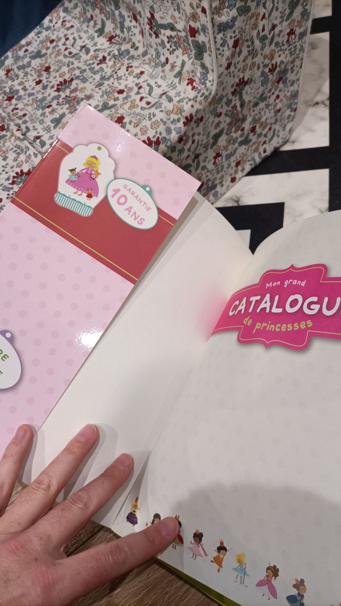 Livre Mon grand catalogue des princesses + stickers - Fleurus - photo numéro 4