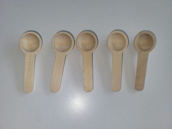 Cuillères en bois, motricité fine