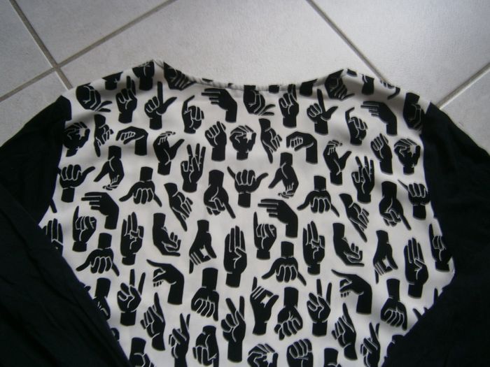 Blouse ML noir motifs "mains" COP COPINE Taille 42 - photo numéro 6
