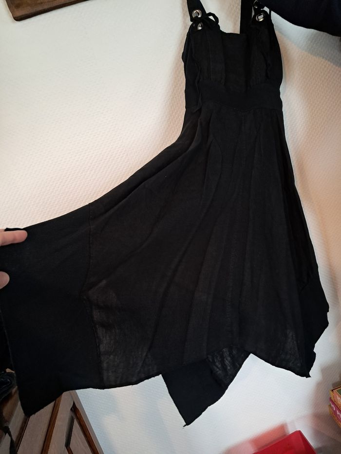 Petite robe noire mi-longue - photo numéro 2