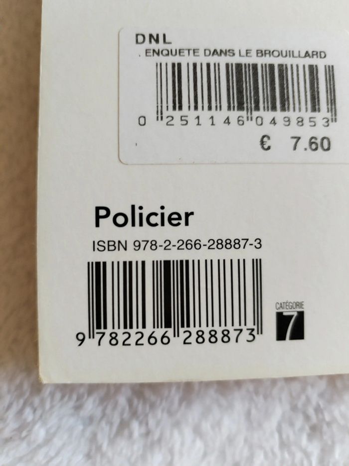Livre poche Enquête dans le brouillard de Elizabeth George - photo numéro 5