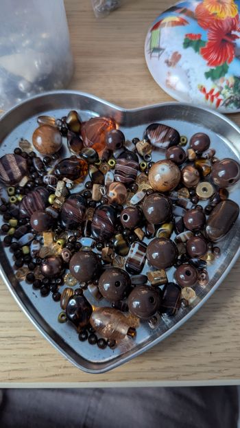 Lot de perles diverses marron et dorée
