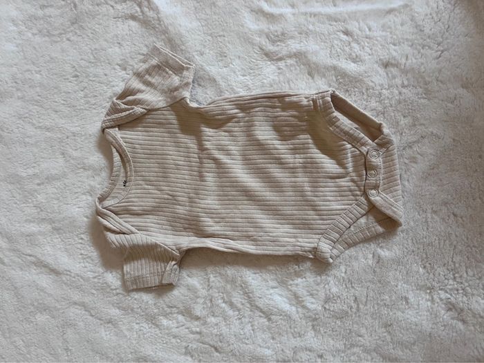 Lot bodies manches courtes 1 mois - photo numéro 4