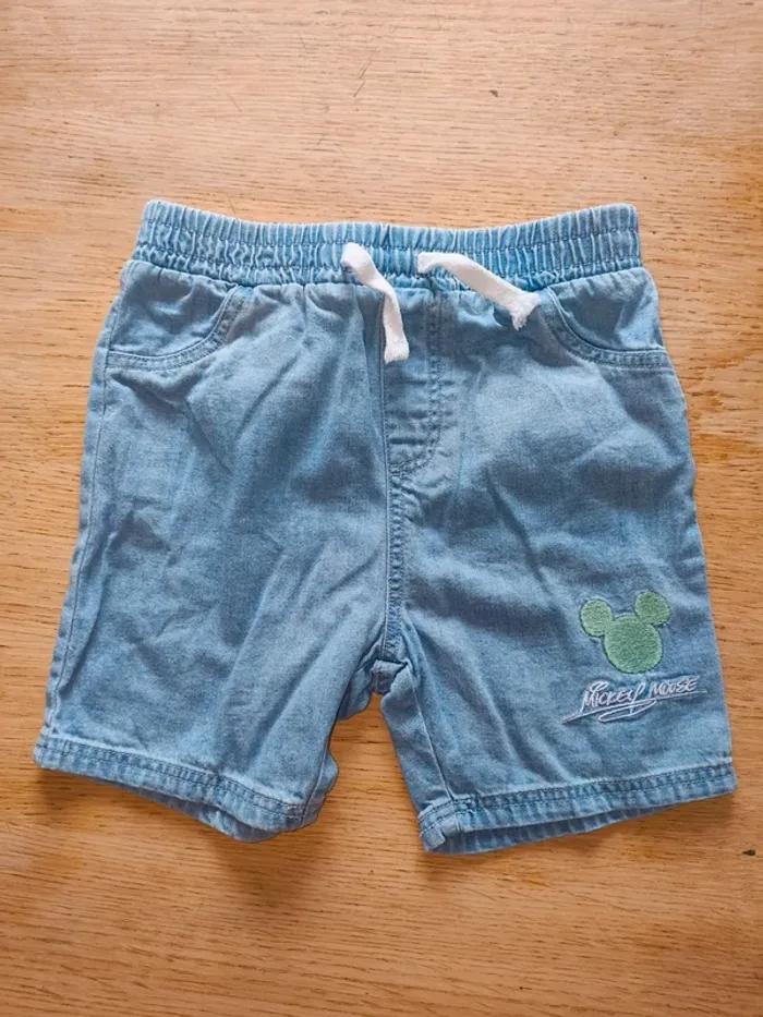 Short en jean 12 18 mois excellent état pratiquement jamais mis Disney