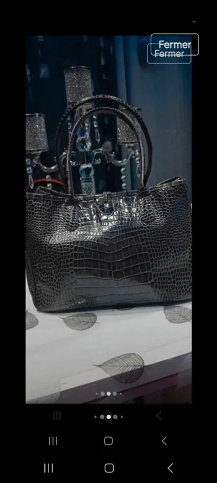 Sac longchamp grande capacité en porte épaule en cuir croco l état du sac en photo 
26x37x12 - photo numéro 4