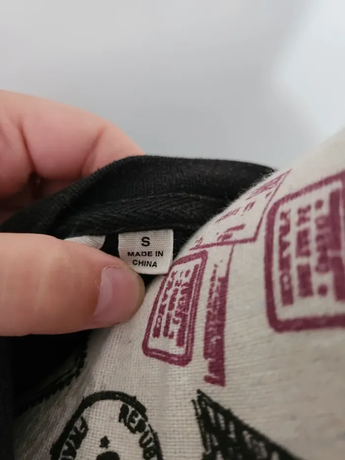 Très Joli Pull noir de marque Vans et de taille 36 - photo numéro 4
