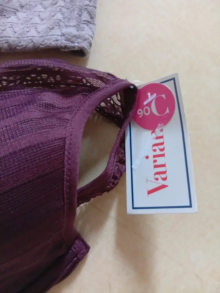 Lot de trois soutien gorge Taille 90C - photo numéro 3