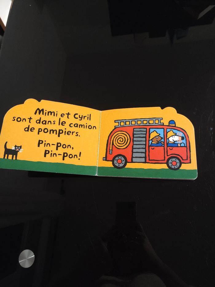 Livre Hector le chien et mon camion de pompier avec mimi - photo numéro 2
