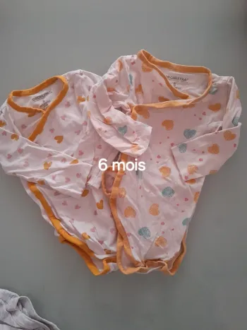 Lot 2 body fille 6 mois