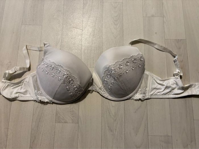 Soutien gorge blanc C&A très bon état 100D avec un peu de dentelle devant