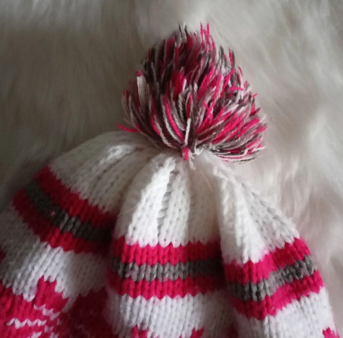 Bonnet chaud a pompons - photo numéro 2