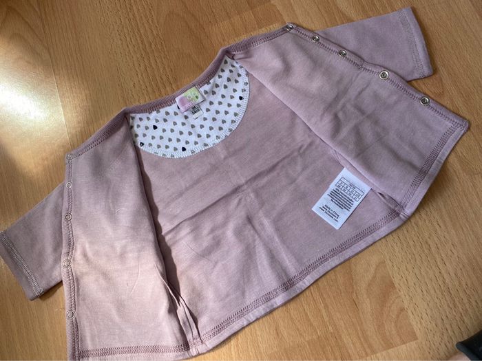 Beau gilet mauve T. 1 mois/54 cm fille neuf - photo numéro 3