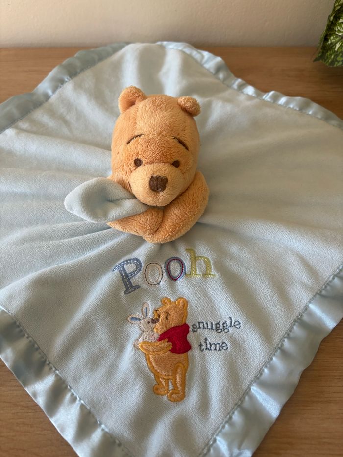 Doudou plat Winnie bleu bord satin snuggle Time Disney store - photo numéro 2