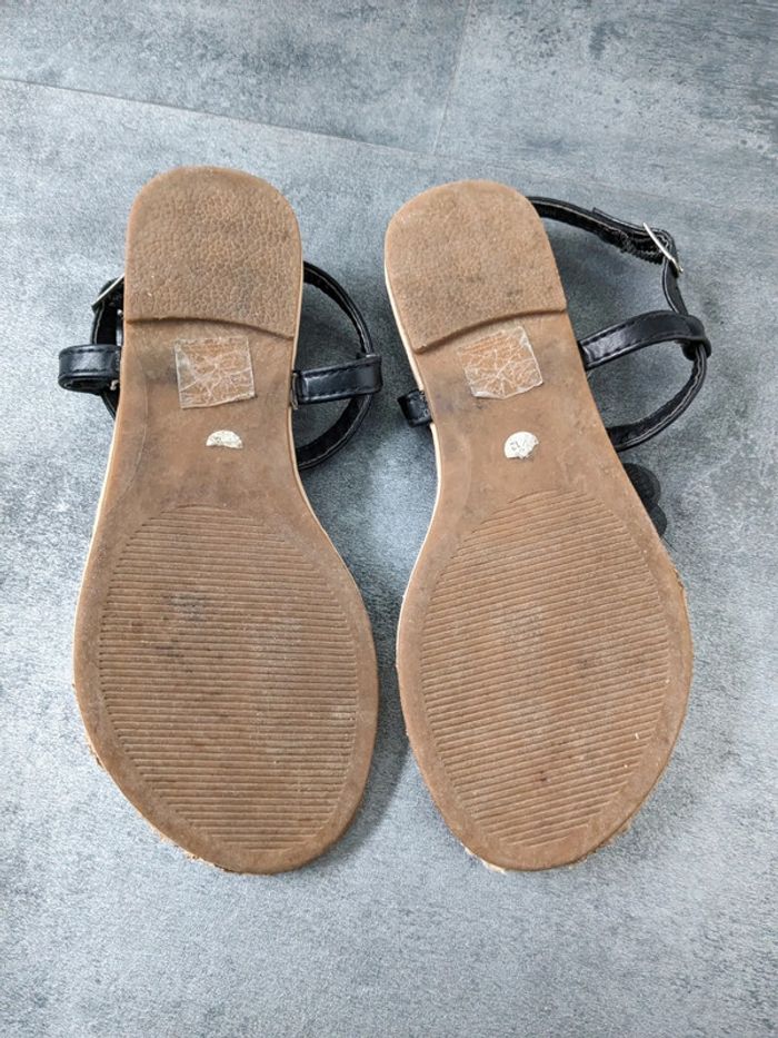 Sandales entredoigts noires avec empiècements fleurs Pointure 30 - photo numéro 4