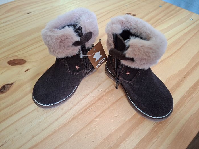 Bottes bébé fille NEUVES pointure 18 + don tapis enfant double face - photo numéro 2