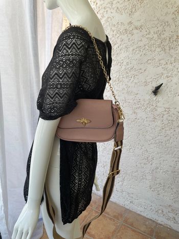 Joli petit sac rose avec sa libellule sur le devant