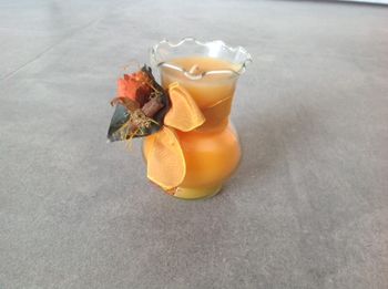 Bougie orange dans son pot en verre
