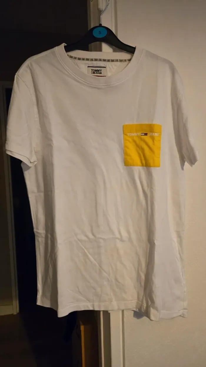 T-shirt TOMMY blanc avec poche jaune – Taille L