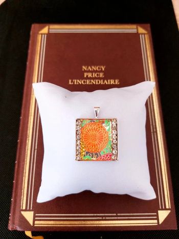 Magnifique pendentif carré avec strass et image aux couleurs fluorescentes