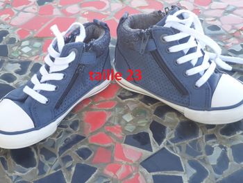 1 paire chaussure bleu haute avec zip de chaque coté taille 23