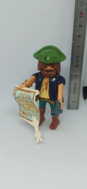 Homme pirate avec carte et chapeau vert playmobil