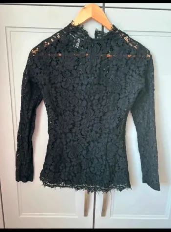 Haut blouse chic noir dentelle