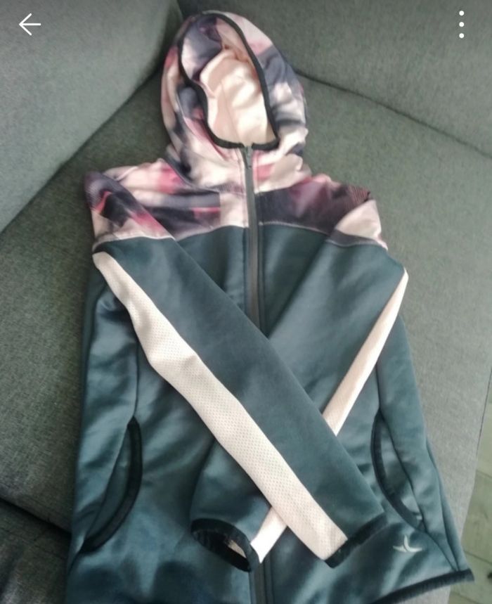 Veste survêtement decathlon 9 ans Bon état