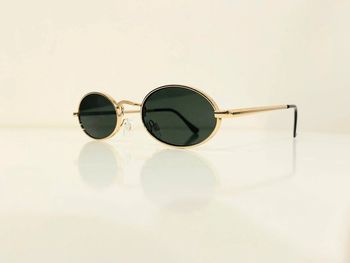 Lunette de soleil mixte ovale dorée verres verts uvprotection catégorie 3 taille moyenne