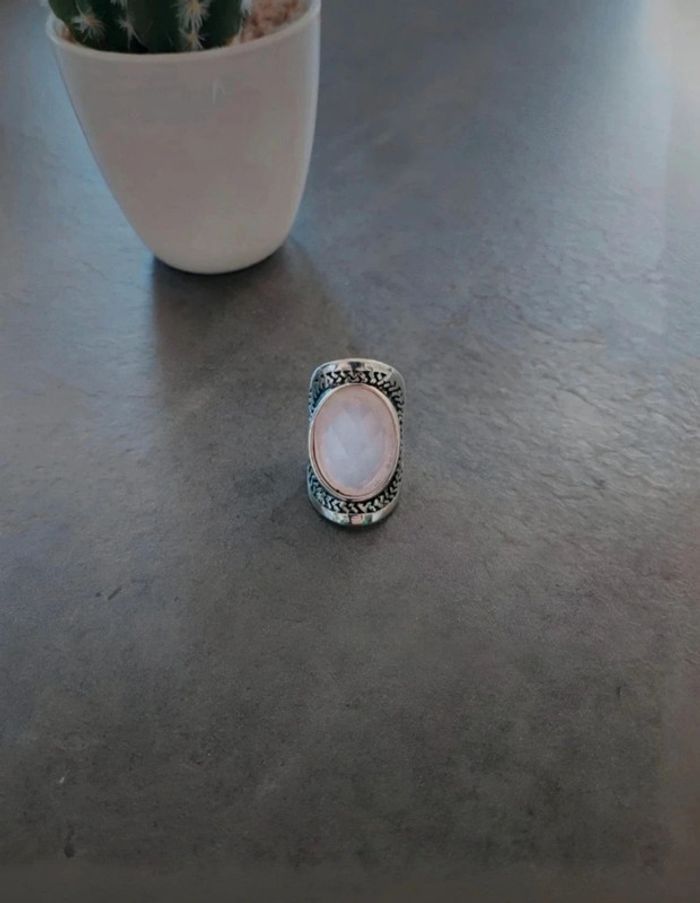 Bague argentée et pierre rose H&M