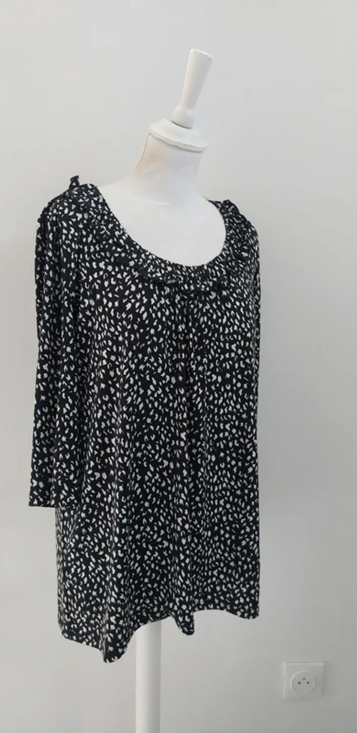 Blouse fluide noir à motifs blanc col froufrous taille 42 - photo numéro 2