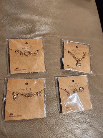 Lot de 4 bracelets en metal