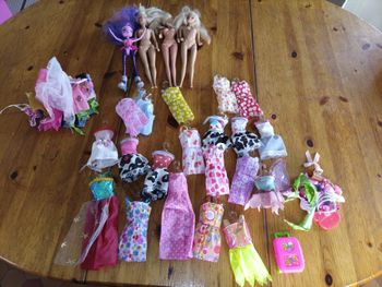 Lot de poupées avec accessoires