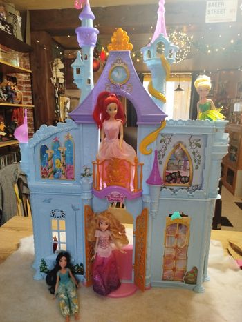 Château Disney princesses avec 4  poupées