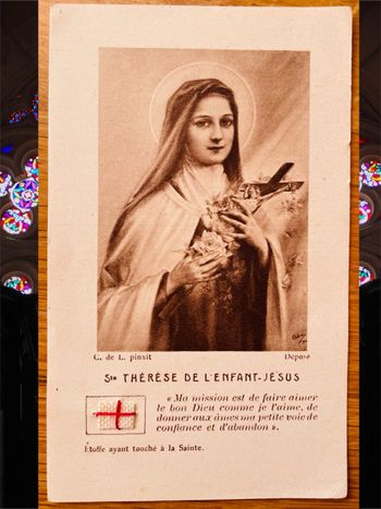 Image pieuse ancienne de Sainte Thérèse avec étoffe et prière