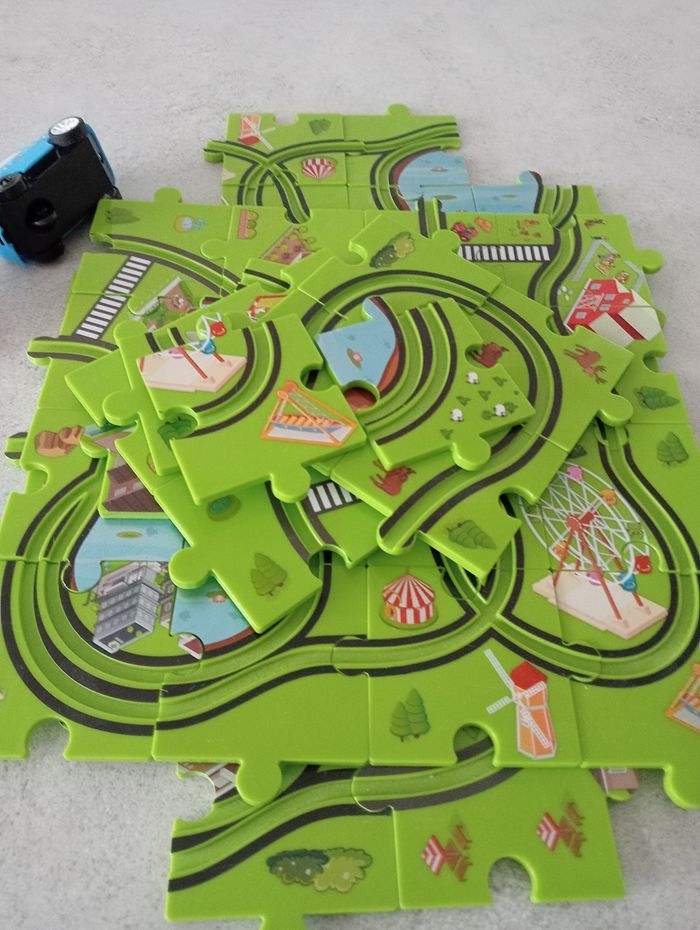 Circuit à monter avec 2 voitures - photo numéro 8