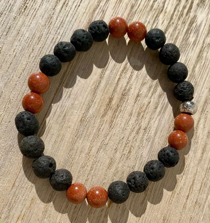 Bracelet goldstone et pierres de lave noires