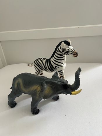 Jouet éléphant et zèbre