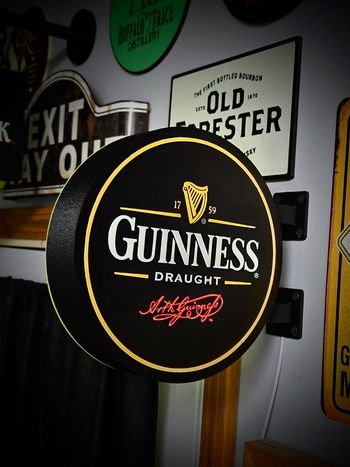 Lampe Guinness mural