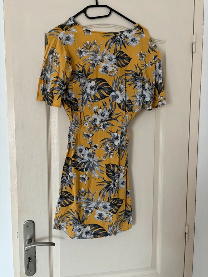 Robe jaune courte à fleurs - photo numéro 2