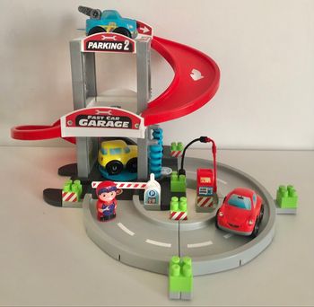 Garage a étages avec 3 voitures Ecoiffier 