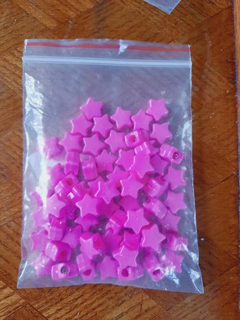 Perles étoiles en plastique rose