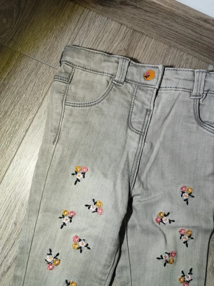 Jean effet délavé fleuri. 12 mois - photo numéro 4