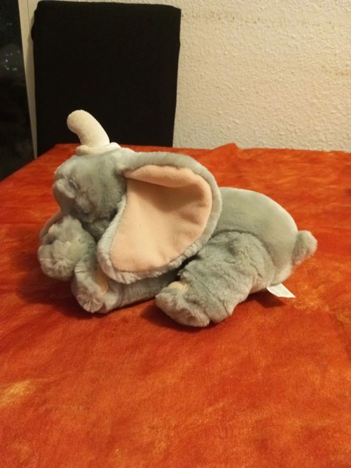 Éléphant gris couché Dumbo de Disney - photo numéro 3
