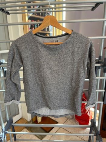 Pull gris et noir taille 8/10 ans