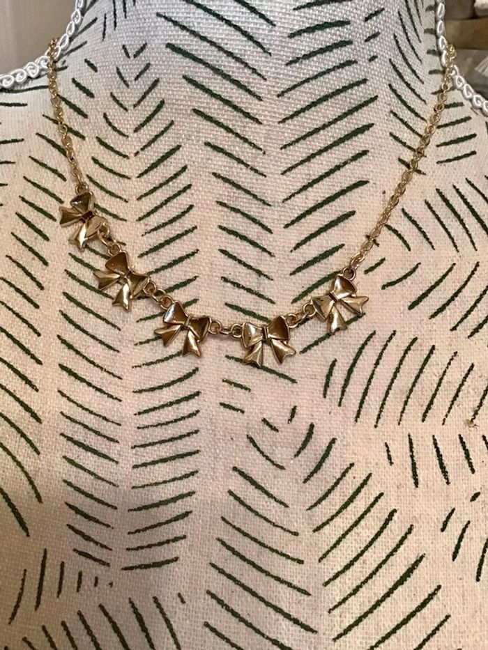 Collier fantaisie dorée pendentif petit Noeud - photo numéro 2