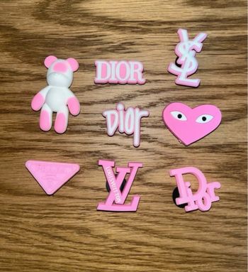 Lot 8 pin’s pour crocs