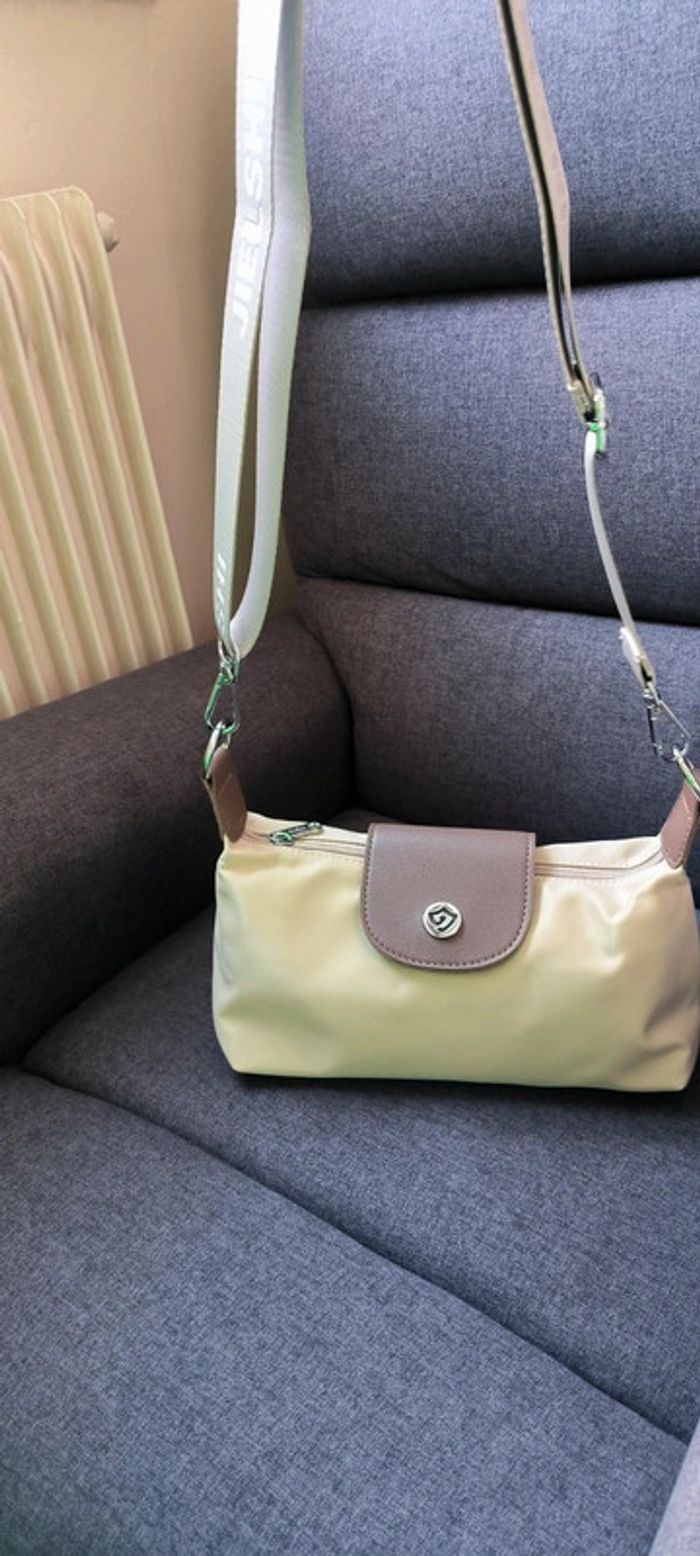 Sac à bandoulière très tendance de très bonne qualité avec compartiment