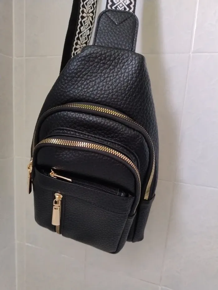 Sac noir poitrine