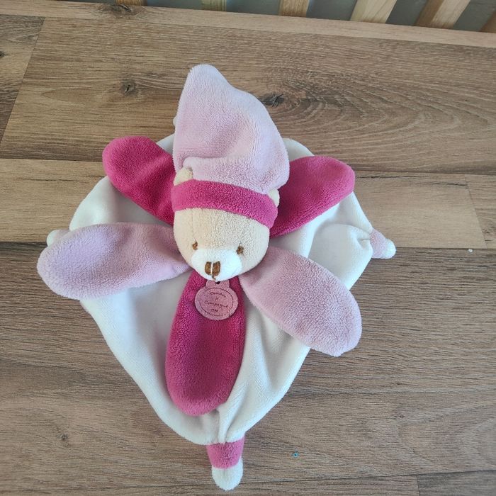 Ours pétales rose doudou et compagnie