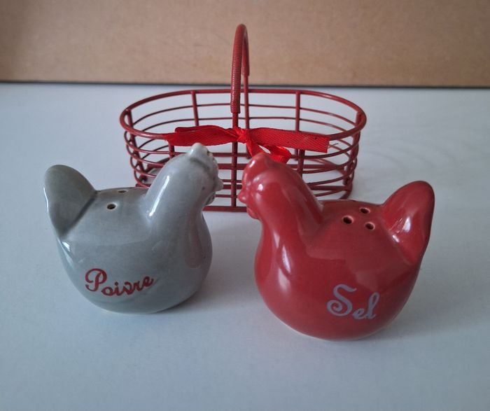 Petit panier avec salière et poivrière en forme de poules